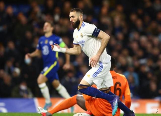 开云体育登录-【600字】世一锋争夺战：本泽马or莱万？