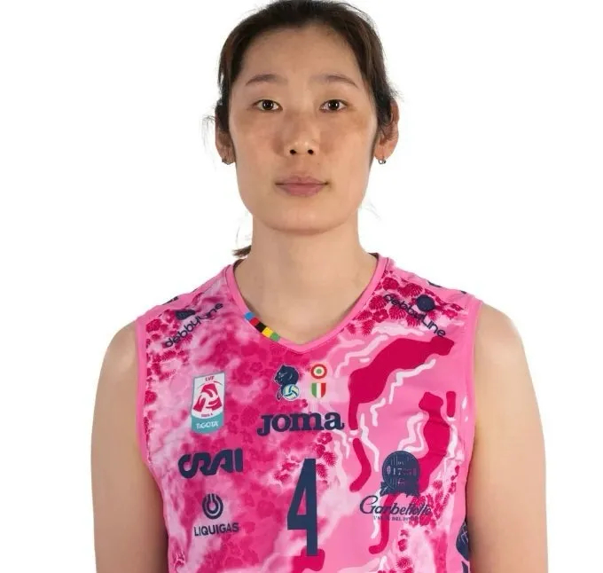 媒体爆料朱婷与科内利亚诺续约在即！网友：她在科内轻松又愉快|二传|加比|德吉纳罗|伊莎贝拉.哈克|俱乐部_新浪体育_新浪新闻