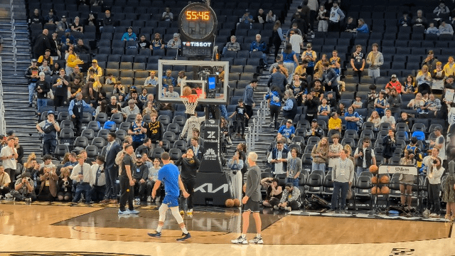 开云体育官网-勇士球迷蹲守82场，终于拍到库里热身&amp;quot;作弊码&amp;quot;